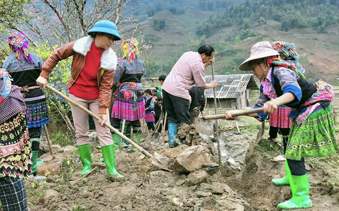 Hội viên phụ nữ xã Nậm Có, huyện Mù Cang Chải tham gia tu sửa đường giao thông nông thôn trên địa bàn xã.