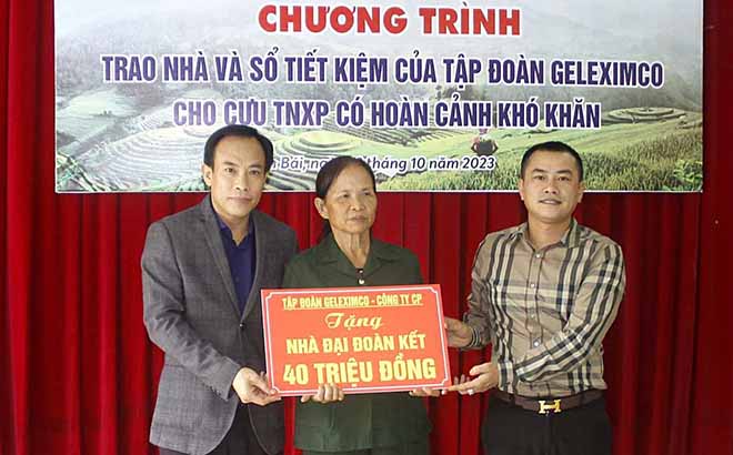 Lãnh đạo Tập đoàn Geleximco - Công ty Cổ phần tài trợ trao số tiền 40 triệu đồng bà Phạm Thị Thìn, xã Gia Hội, huyện Văn Chấn.