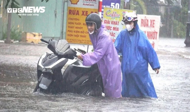 Nhiều tuyến đường ở TP Đà Nẵng ngập nặng sau những trận mưa như trút nước.
