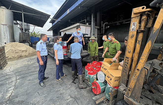 Các lực lượng chức năng tỉnh Yên Bái giám sát tiêu hủy hàng trăm lít dầu nhờn giả mạo nhãn hiệu castrol