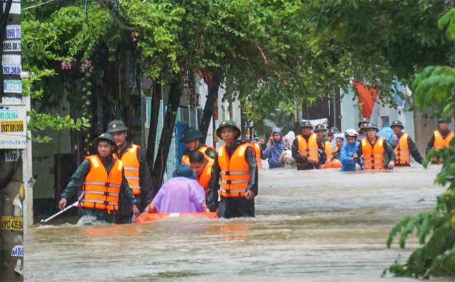 Lực lượng chức năng di dời người dân tại các khu dân cư ngập lụt tại quận Liên Chiểu, Thanh Khê...