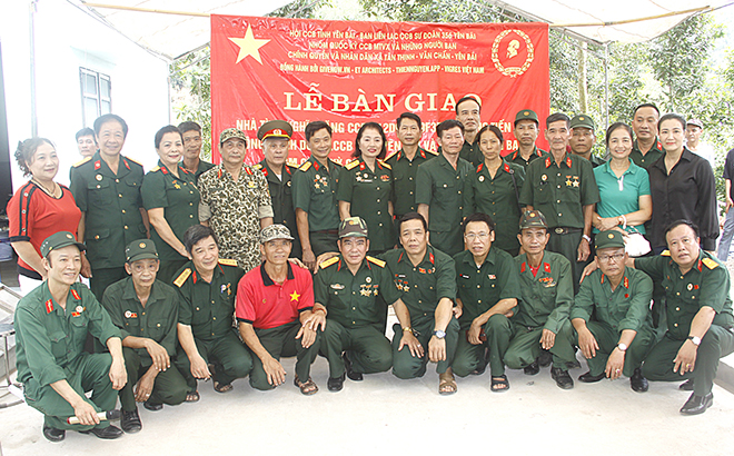 Đồng đội của cựu chiến binh Trương Tiến Độ ở thôn Khe Nhừ, xã Tân Thịnh, huyện Văn Chấn cùng các nhà hảo tâm tại Lễ bàn giao Nhà tình nghĩa.
