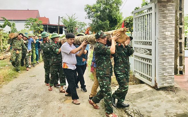 Lực lượng vũ trang huyện Lục Yên cùng nhân dân tổ dân phố 12, thị trấn Yên Thế giải phóng mặt bằng để mở rộng đường giao thông.