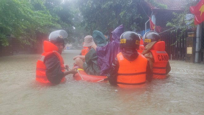 CATP Đà Nẵng hỗ trợ nhân dân sơ tán khỏi khu vực ngập lũ, đảm bảo an toàn