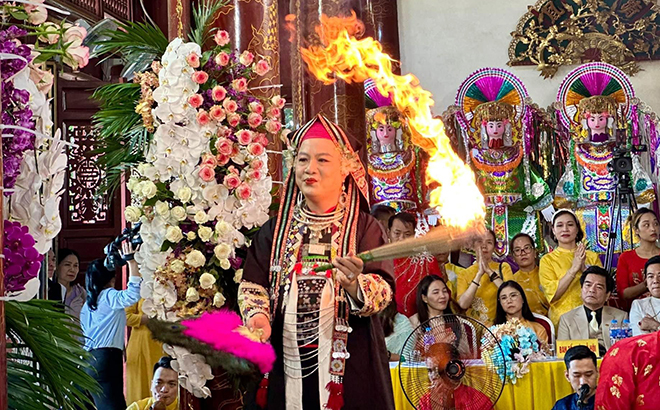 Nghệ nhân ưu tú Đặng Ngọc Anh tham gia diễn xướng hầu đồng mở màn cho chuỗi các hoạt động của Festival Thực hành tín ngưỡng thờ Mẫu Thượng ngàn và Lễ hội Cơm mới Đền Đông Cuông năm 2023