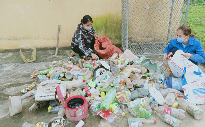 Phụ nữ xã Động Quan, huyện Lục Yên thu gom rác thải tái chế.