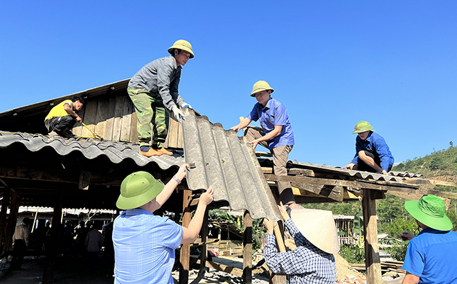 Năm 2023, Văn Chấn thực hiện hỗ trợ làm nhà cho 97 hộ nghèo có khó khăn về nhà ở. Trong đó: làm mới là 91 hộ, sửa chữa 6 hộ. Tổng kinh phí thực hiện 4.700 triệu đồng.