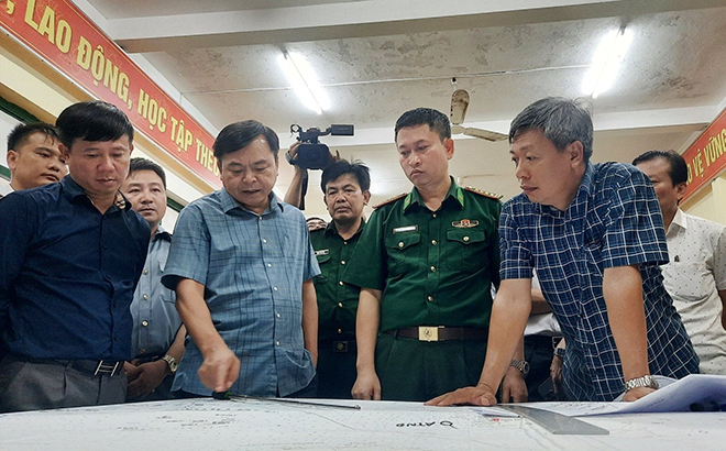 Thứ trưởng Bộ NN&PTNT Nguyễn Hoàng Hiệp (thứ hai từ trái sang) chỉ đạo công tác tìm kiếm các ngư dân mất tích tại tỉnh Quảng Nam.
