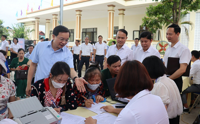 Lãnh đạo thành phố Yên Bái trao đổi với nhân dân tham gia thực hiện các thủ tục hành chính liên quan đến đất đai.