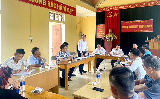 Đồng chí Trần Ngọc Luận – Chánh văn phòng Tỉnh ủy tham dự buổi sinh hoạt Chi bộ tại thôn Đồng Ké, xã Tân Nguyên, huyện Yên Bình