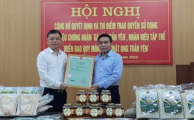 Lãnh đạo Sở Khoa học và Công nghệ tỉnh Yên Bái trao quyền sử dụng chứng nhận “Gà đồi Trấn Yên”; Nhãn hiệu tập thể “Mật ong Trấn Yên” và “Miến đao Quy Mông”, tháng 4/2023.