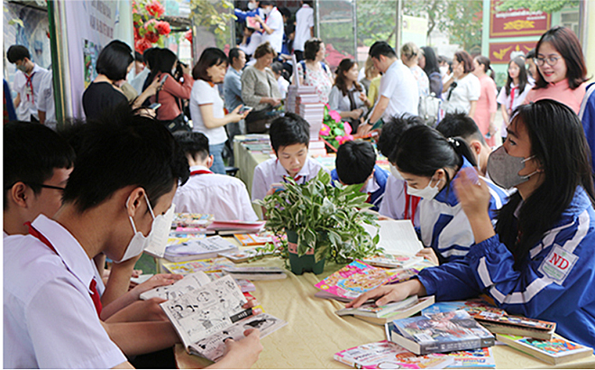Mỗi chuyến xe Thư viện lưu động của Thư viện tỉnh Yên Bái thu hút đông đảo học sinh đến tham quan, tìm đọc sách.