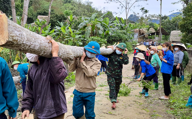 Nhân dân các  xã trên địa bàn huyện Lục Yên tự nguyện chặt cây, phá tường rào, hiến đất để làm đường giao thông