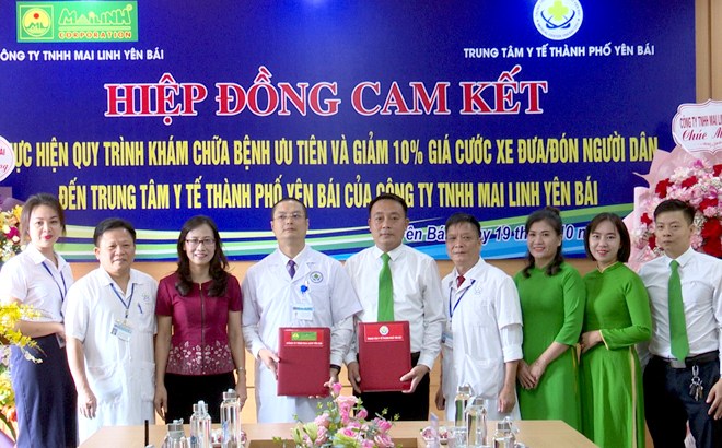 Lãnh đạo Trung tâm Y tế thành phố và Công ty TNHH Mai Linh Yên Bái ký kết hiệp đồng cam kết thực hiện quy trình khám chữa bệnh ưu tiên và giảm 10% giá cước xe đưa đón người dân.