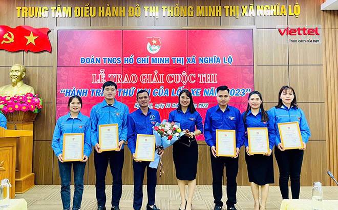 Phó Bí thư Thị đoàn Nghĩa Lộ Nguyễn Thị Diện (đứng giữa) trao giải cho các đơn vị xuất sắc Cuộc thi “Hành trình thứ hai của lốp xe năm 2023” do Thị đoàn tổ chức.