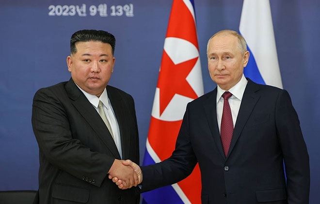 Nhà lãnh đạo Triều Tiên Kim Jong Un (trái) và Tổng thống Nga Putin trong một cuộc gặp hồi tháng 9/2023