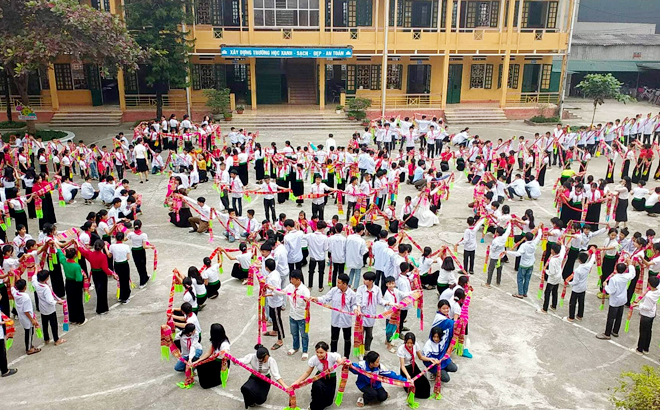 Học sinh Trường THCS Hạnh Sơn trong giờ tập múa xòe Thái