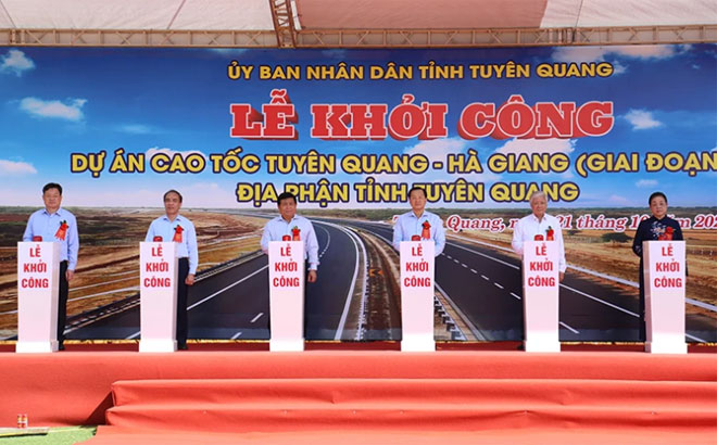 Các đại biểu ấn nút khởi công tuyến đường cao tốc Tuyên Quang-Hà Giang.