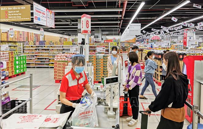 Khách hàng mua sắm tại siêu thị Lotte Mart Cần Thơ.