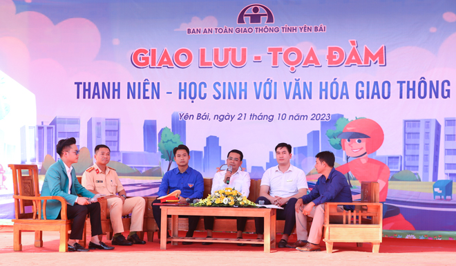 Các đại biểu và thầy cô giáo, phụ huynh học sinh tham gia tọa đàm trao đổi về văn hóa giao thông trong thanh niên, học sinh.