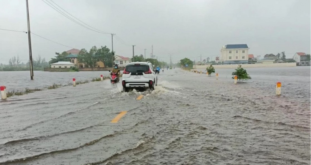 Khu vực Trung Bộ có mưa dông, gió giật mạnh
