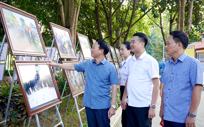 Đồng chí Đỗ Đức Duy - Bí thư Tỉnh ủy tham quan Triển lãm ảnh nghệ thuật tại Festival thực hành tín ngưỡng thờ Mẫu Thượng Ngàn.