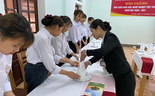Cô giáo Vũ Thị Hà - giáo viên Trường Cao đẳng Yên Bái hướng dẫn học viên nghiệp vụ bàn.