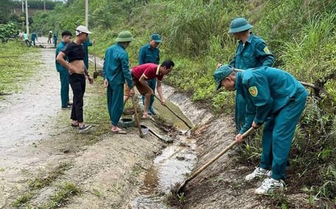 Hội viên cựu chiến binh xã Bảo Hưng chung tay làm sạch môi trường.