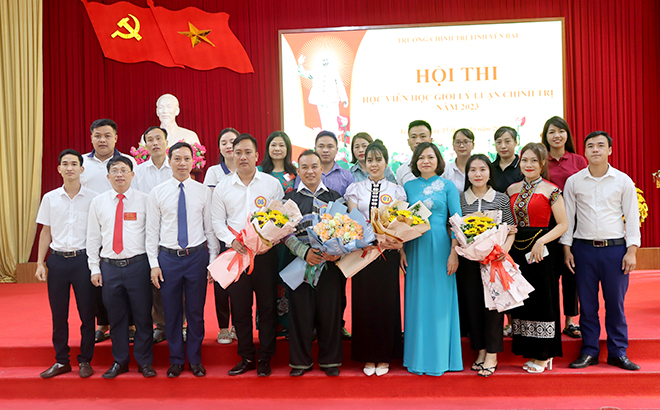 Ban Giám hiệu Trường Chính trị tỉnh Yên Bái chụp ảnh lưu niệm cùng các thí sinh tham gia Hội thi Học viên học giỏi lý luận chính trị năm 2023.