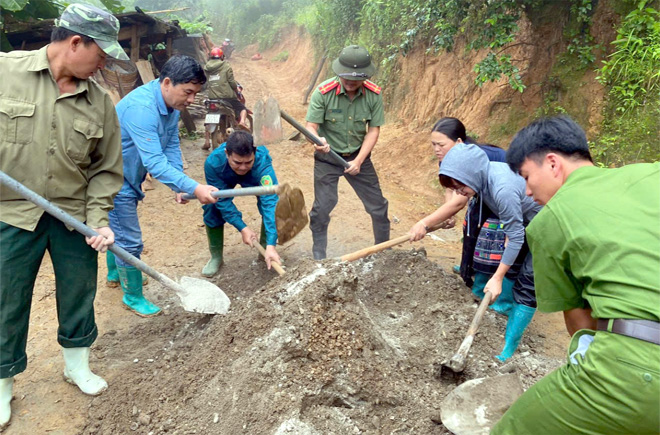 Cán bộ, chiến sỹ Công an huyện Mù Cang Chải thực hiện hoạt động “Ngày cuối tuần cùng dân”, tăng cường nắm tình hình tại các thôn, bản.