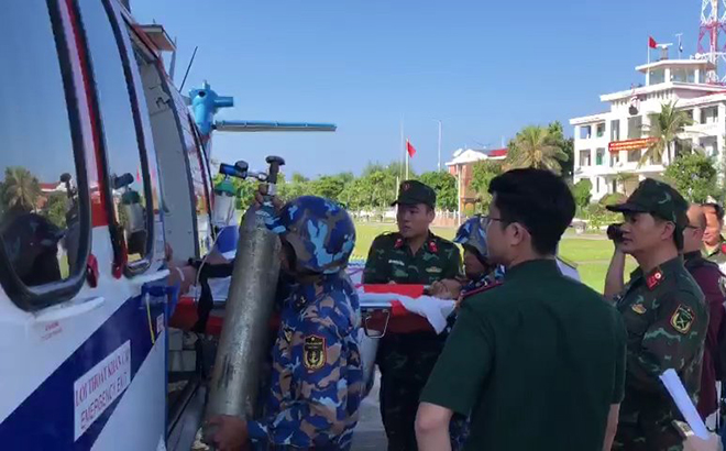 Bệnh nhân Sang được đưa lên trực thăng để đưa vào đất liền chữa trị.