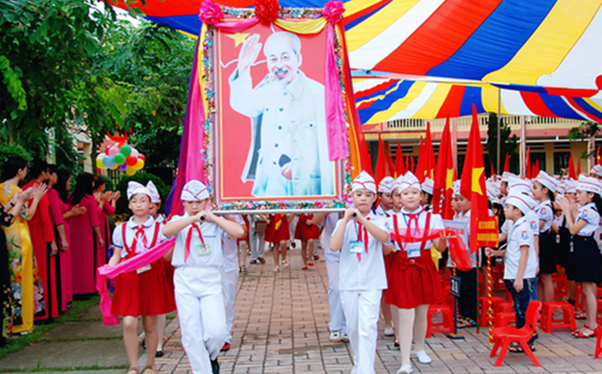 Nghi thức rước ảnh Bác Hồ của học sinh Trường tiểu học cơ sở Nguyễn Thái Học, thành phố Yên Bái.