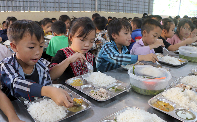 Năm học này, nhờ nguồn hỗ trợ của tỉnh, 94 học sinh Trường Phổ thông Dân tộc bán trú TH&THCS Bản Công chưa đủ điều kiện hưởng chính sách theo Nghị định số 116 của Chính phủ được ở bán trú tập trung, góp phần nâng cao tỷ lệ chuyên cần, duy trì số lượng học sinh ra lớp của nhà trường.