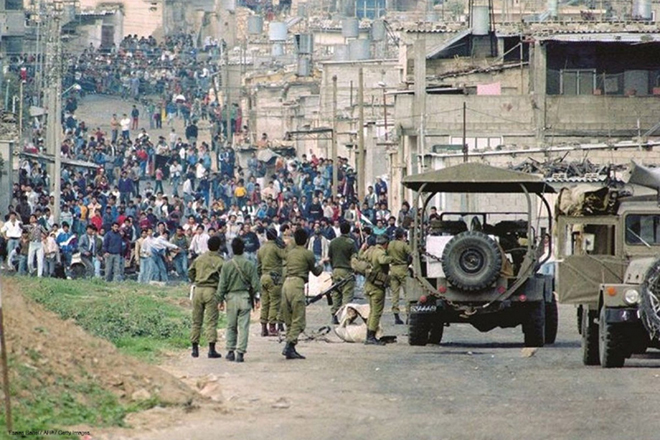 Lực lượng Israel đụng độ người Palestine trong đợt Intifada lần đầu tiên.