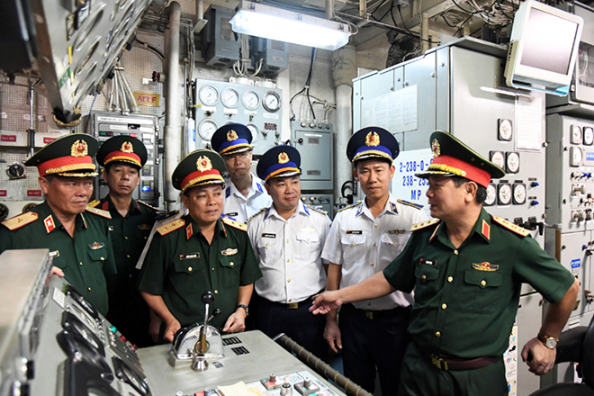 Thượng tướng Lê Huy Vịnh (bên phải), Ủy viên Trung ương Đảng, Ủy viên Quân ủy Trung ương, Thứ trưởng Bộ Quốc phòng kiểm tra công tác kỹ thuật trên các tàu của Hải đoàn 32.