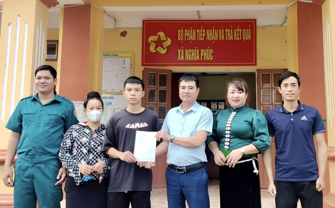 Công dân Sầm Mạnh Thích, thôn Pá Làng, xã Nghĩa Phúc với lá đơn tình nguyện nhập ngũ năm 2024.