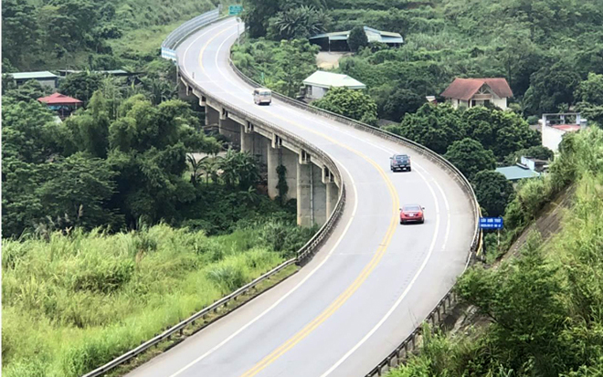 Sau 8 năm đưa vào khai thác, cao tốc Yên Bái - Lào Cai quy mô 2 làn xe đã bộc lộ bất cập. Lưu lượng tăng cao tiềm ẩn nguy cơ mất an toàn giao thông do đường 2 làn xe, không có dải phân cách giữa.