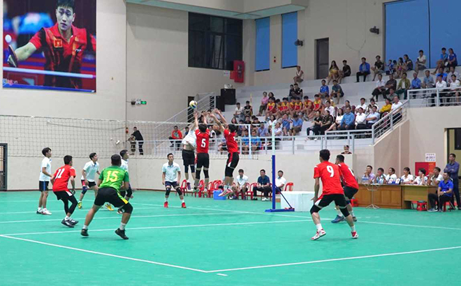 Trận đấu mở màn giữa 2 đội tuyển huyện Văn Yên và huyện Mù Cang Chải.