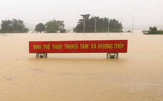 Khu thể thao trung tâm xã Hương Thủy, huyện Hương Khê ngập chìm trong biển nước.