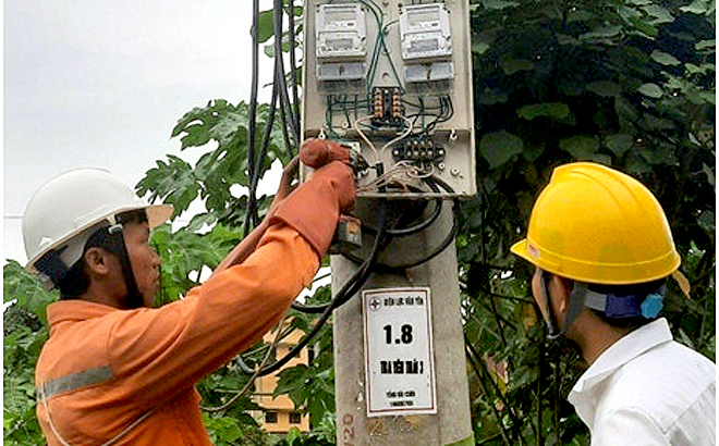 Công nhân Điện lực Văn Yên thay thế, lắp đặt công tơ điện tử đo xa cho khách hàng