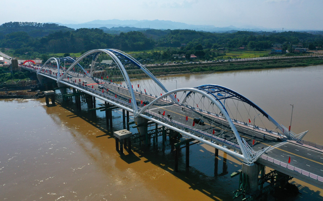 Công trình cầu Giới Phiên, thành phố Yên Bái là cây cầu thứ 8 bắc qua sông Hồng trên địa bàn tỉnh và là cây cầu thứ 5 được xây dựng trên địa bàn thành phố Yên Bái.
