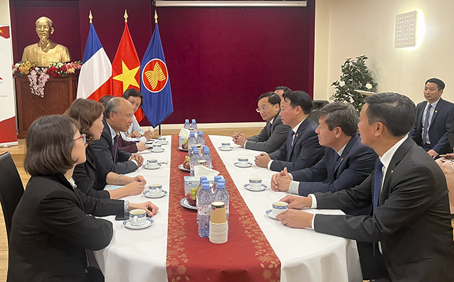 Bí thư Tỉnh ủy Đỗ Đức Duy làm việc với Đại sứ quán Việt Nam tại Pháp