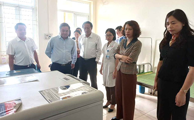 Thứ trưởng Bộ Y tế kiểm tra công tác dân số và công tác phòng, chống dịch bệnh tại xã An Thịnh, huyện Văn Yên. Ảnh minh họa