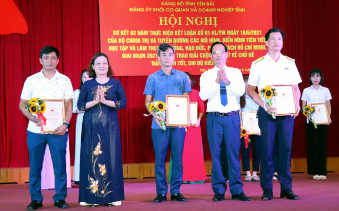 Đảng ủy Khối Cơ quan và Doanh nghiệp tỉnh trao giải cho các tác giả Cuộc thi viết với chủ đề 