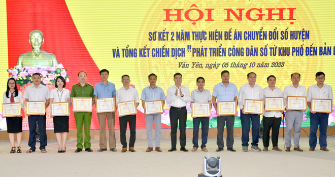 UBND huyện Văn Yên  khen thưởng 21 tập thể và 5 cá nhân có thành tích xuất sắc trong công tác triển khai chiến dịch 