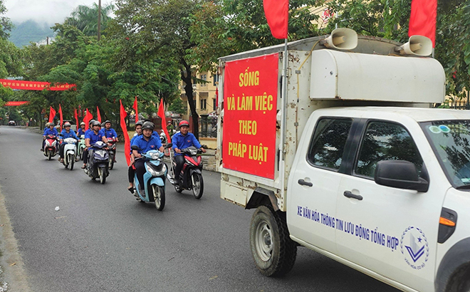 Các lực lượng, ngành chức năng huyện Lục Yên ra quân hưởng ứng Tháng cao điểm hưởng ứng Ngày pháp luật Việt Nam năm 2023. 