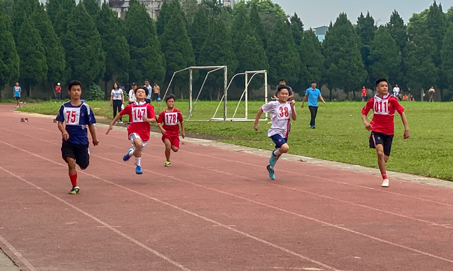 Các vận động viên nhóm 1 từ 12 - 13 tuổi thi đấu nội dung chạy 60m dành cho nam.