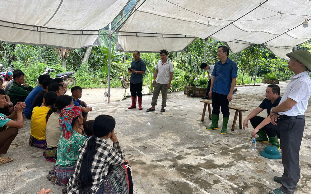 Bí thư Huyện ủy Văn Chấn Mai Mộng Tuân động viên người dân khu dân cư Đông Đuốc, xã An Lương trước nguy cơ sạt lở đất.