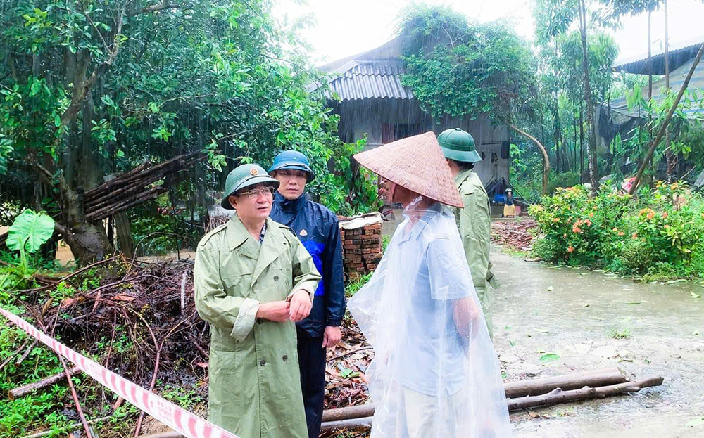 Đồng chí Hà Đức Anh - Chủ tịch UBND huyện Văn Yên thăm hỏi người dân bị thiệt hại do bão lũ.