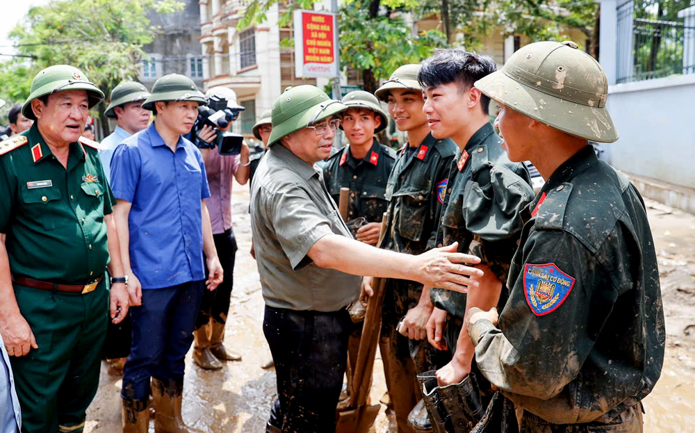 Thủ tướng Chính phủ Phạm Minh Chính động viên các cán bộ, chiến sỹ CSCĐ tham gia hỗ trợ khắc phục hậu quả bão lũ tại thành phố Yên Bái.